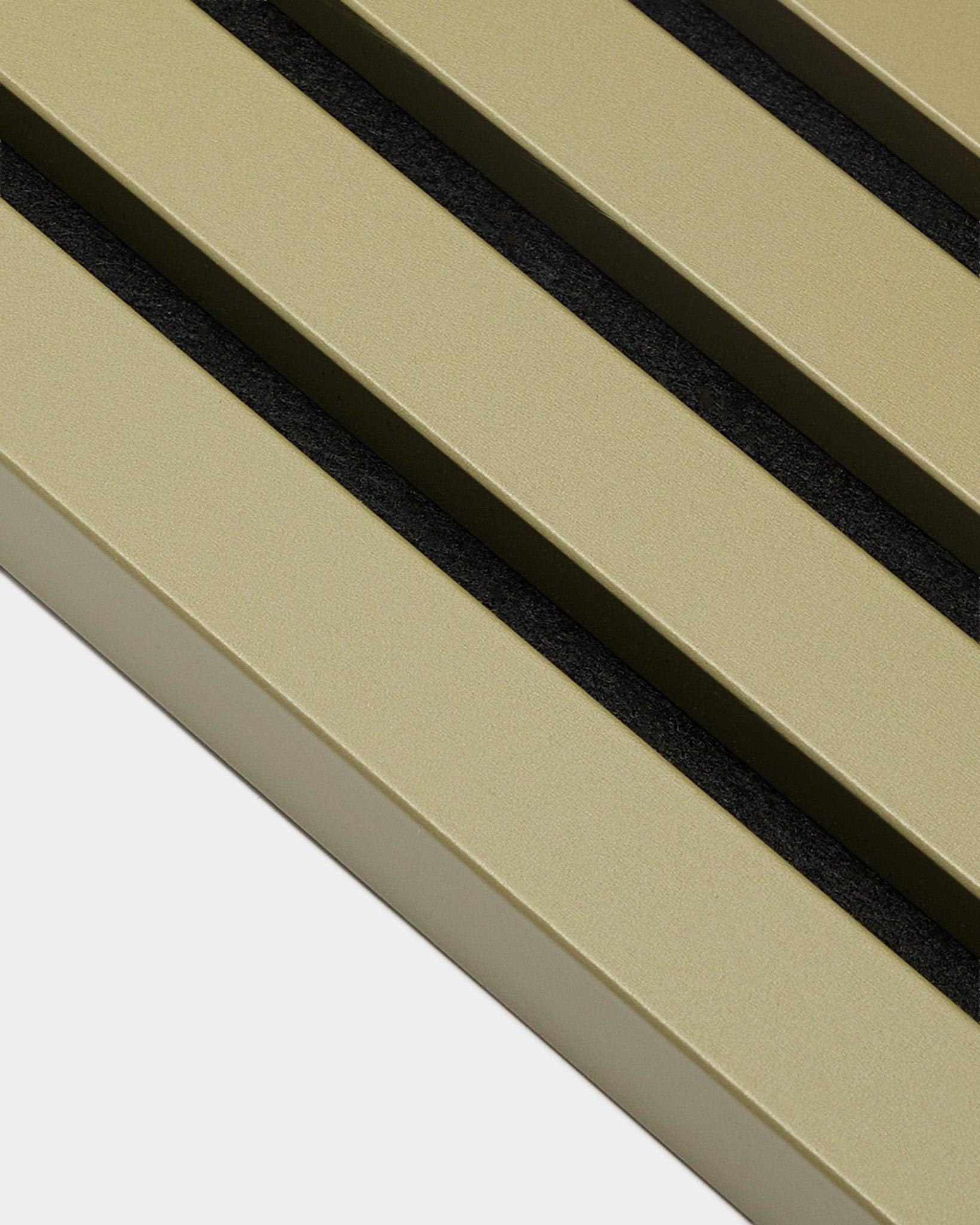 Primer plano de la lámina final WoodUpp Akupanel en Moss, 2,2 cm: Panel acústico metálico dorado con tres ranuras diagonales paralelas de black.